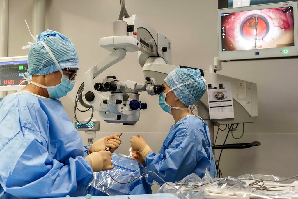 le Dr Aurélie Gimbert en train de réaliser une chirurgie de la cataracte au microscope opératoire.