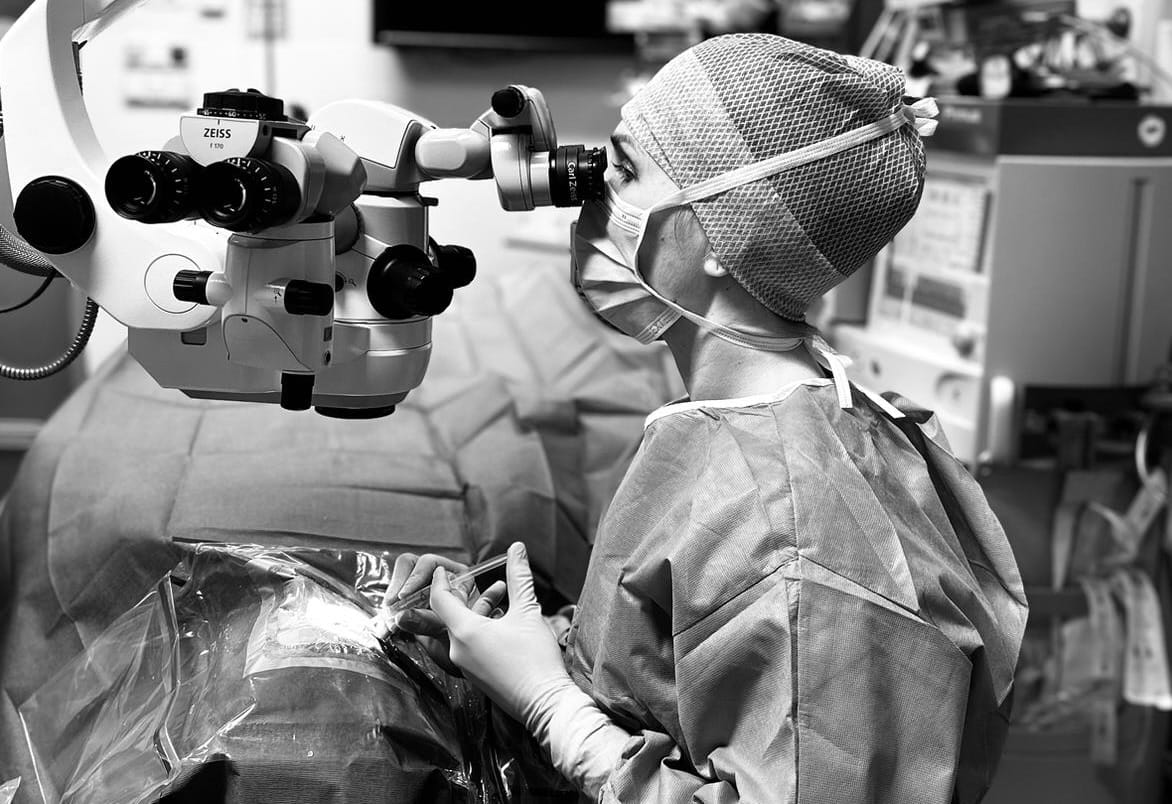 Pose d’un implant ICL à Lyon par le Dr Aurélie Gimbert en chirurgie ophtalmologique