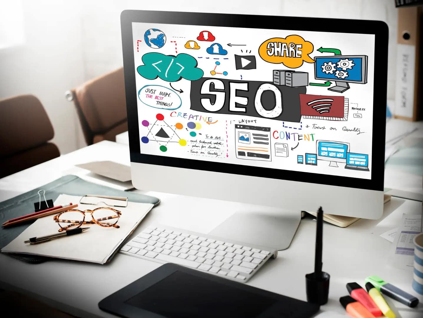 Écran d’ordinateur affichant une illustration sur le SEO, le contenu et le partage pour illustrer le SEO local WordPress à Lyon.