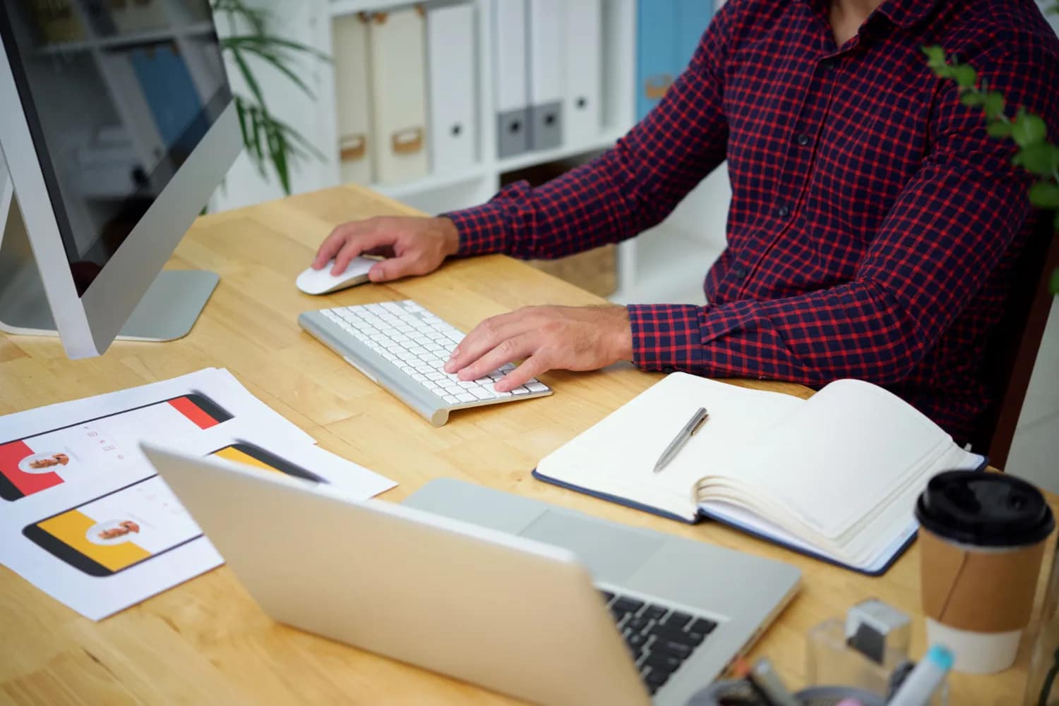 Webmaster concevant un site vitrine WordPress sur ordinateur pour une activité professionnelle à Lyon