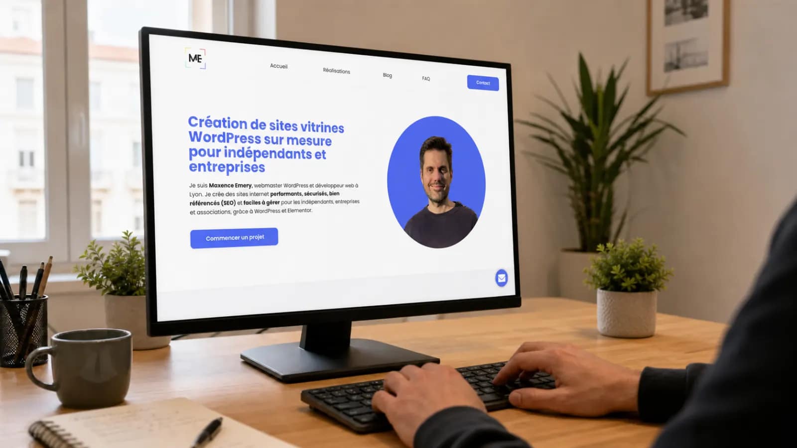 Poste de travail affichant le site de Maxence Emery, webmaster WordPress à Lyon