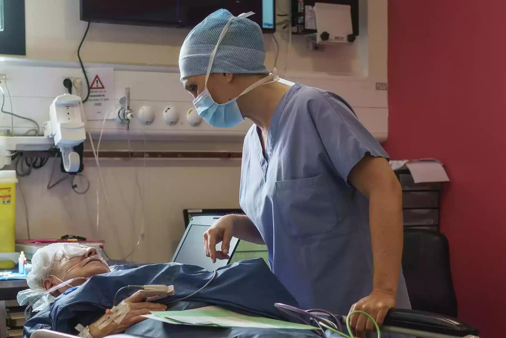 Docteur Aurélie Gimbert auprès d’une patiente pour une prise en charge personnalisée de la cataracte à Lyon