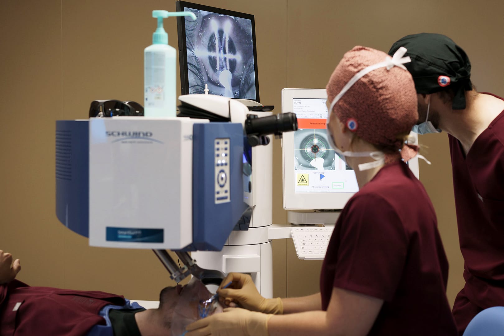 Étapes de chirurgie réfractive à Lyon avec le Dr Aurélie Gimbert, en cours d’intervention laser