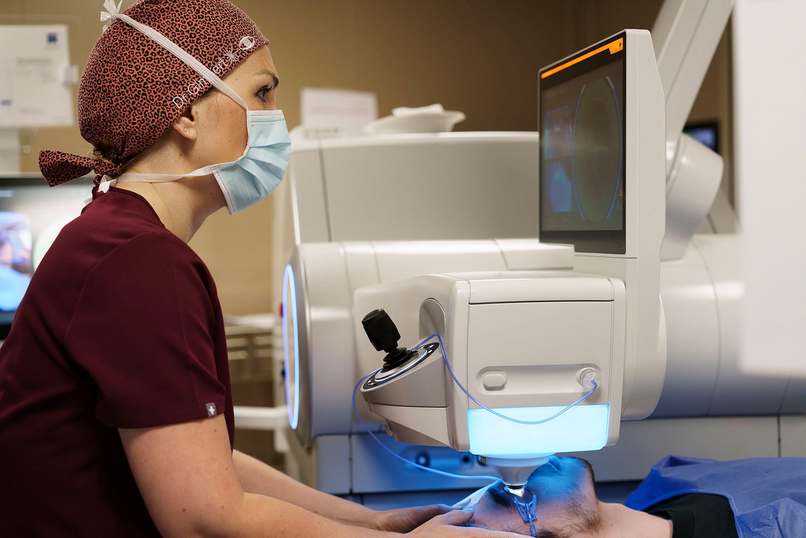 Le Dr Aurélie Gimbert pendant une intervention SMILE à Lyon