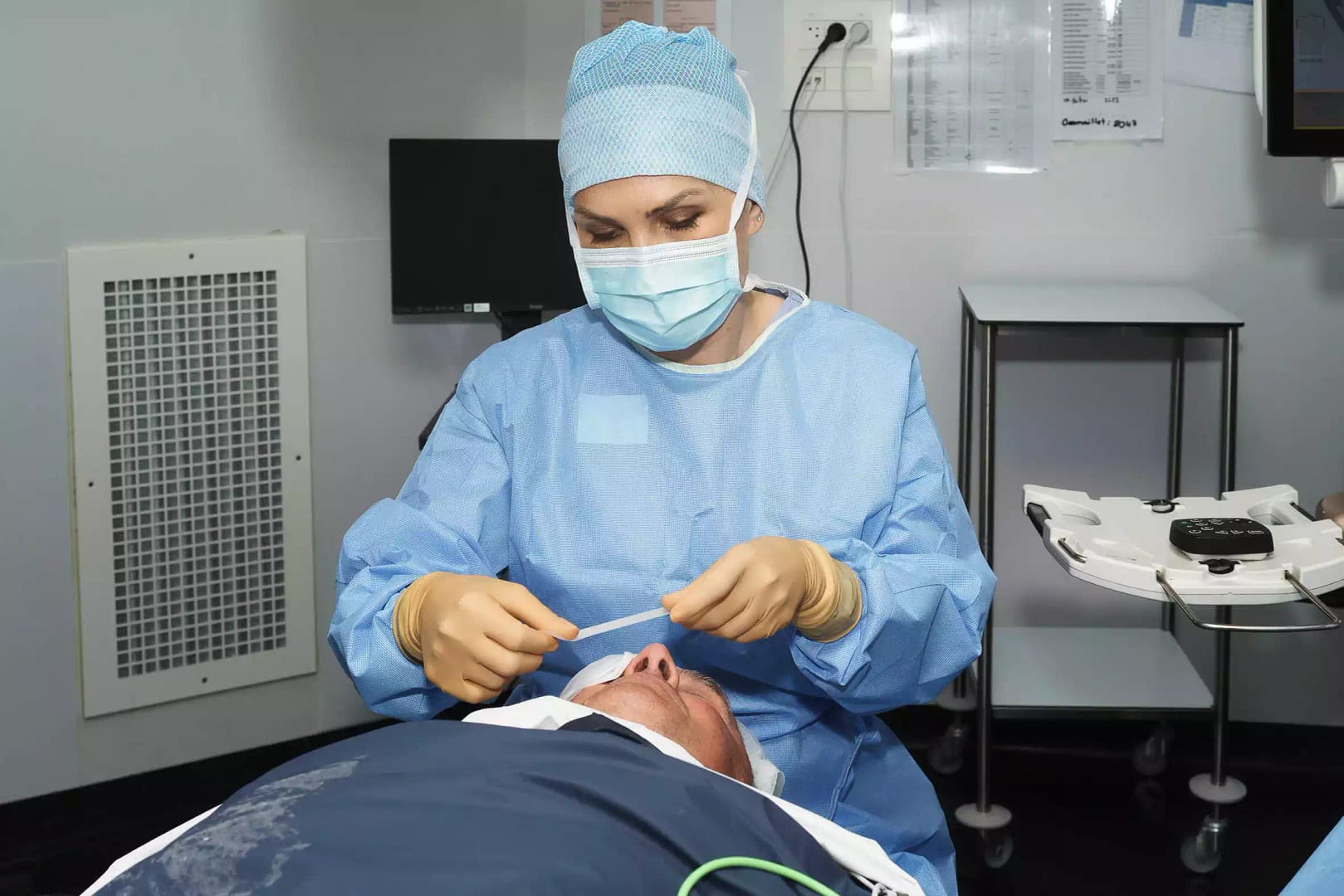 Dr Aurélie Gimbert préparant un patient avant une opération de la cataracte à Lyon