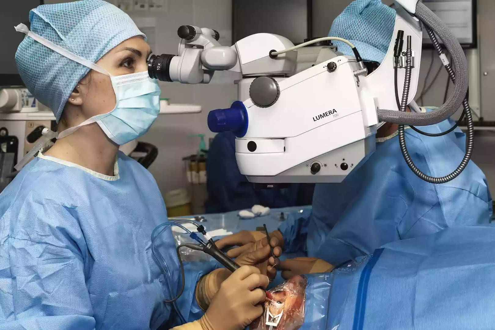 Docteur Aurélie Gimbert en bloc opératoire lors d’une chirurgie de la cataracte à Lyon