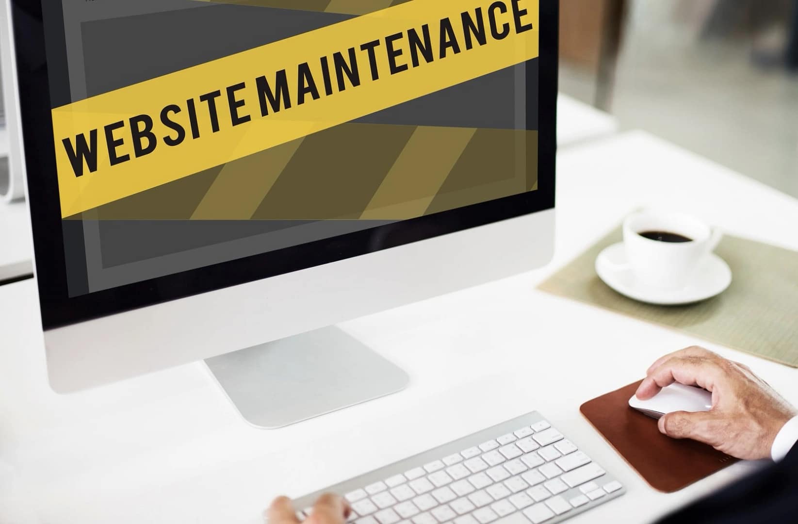 Écran d’ordinateur affichant un visuel sur la maintenance d’un site WordPress après sa mise en ligne