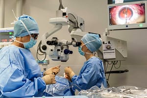 le Dr Aurélie Gimbert en train de réaliser une chirurgie de la cataracte au microscope opératoire.