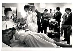 première intervention de chirurgie réfractive au laser excimer dans les années 1980, réalisée sous le regard d'ophtalmologistes pionniers.