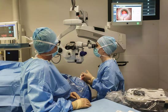Chirurgie de la cataracte au bloc opératoire avec le Dr Aurélie Gimbert à Lyon