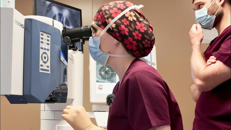 Chirurgien ophtalmologiste réalisant le repérage de la cyclotorsion avant un traitement LASIK au laser excimer afin d'assurer un alignement précis de l'œil malgré ses mouvements naturels.