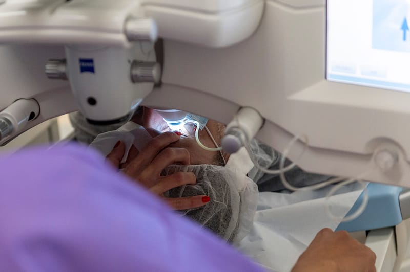 Công d'applanation du laser Visumax de Zeiss appliqué sur l'oeil du patient au bloc opératoire.