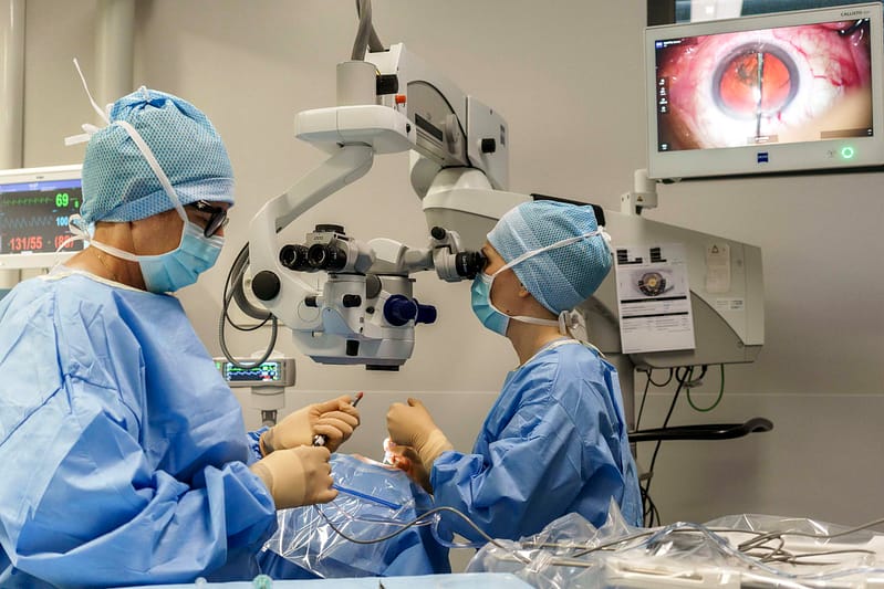 le Dr Aurélie Gimbert en train de réaliser une chirurgie de la cataracte au microscope opératoire.