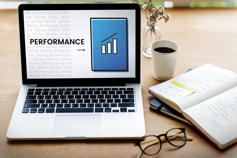 Ordinateur portable affichant une illustration de performance pour un article sur la vitesse de chargement WordPress
