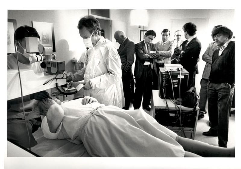première intervention de chirurgie réfractive au laser excimer dans les années 1980, réalisée sous le regard d'ophtalmologistes pionniers.